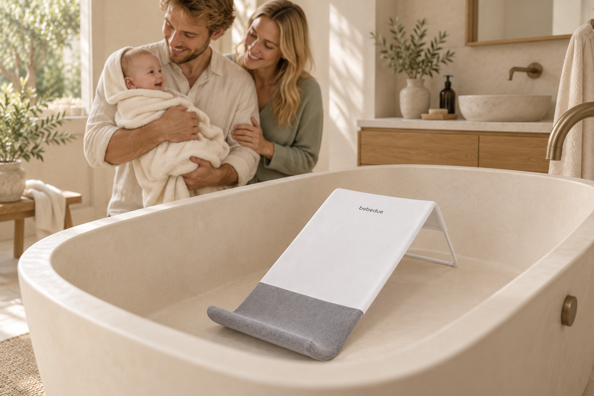 Hamaca de Baño para bebe en una escena lifestyle familiar con madera, piedra y luz natural.