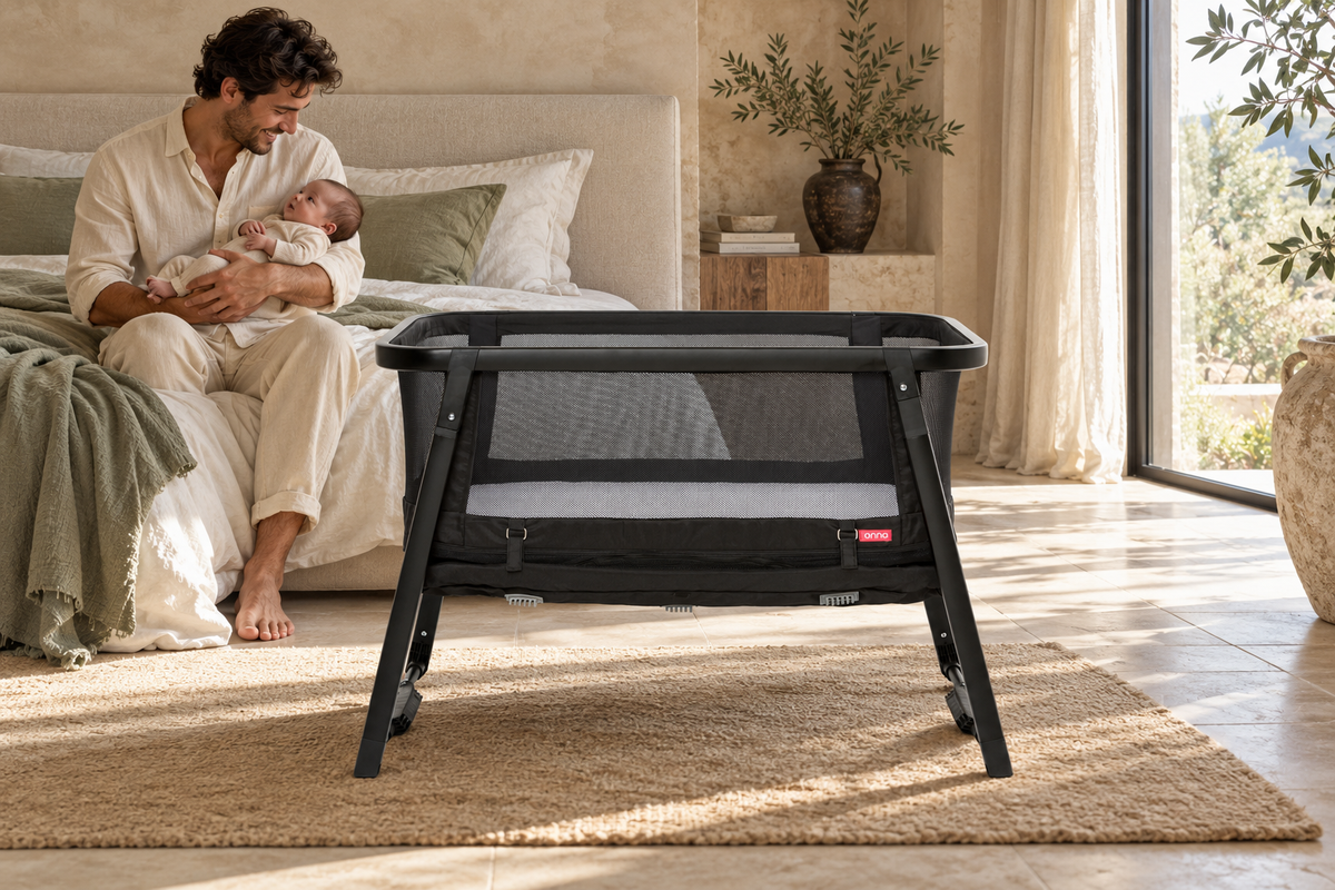 Somnia Fresh negra junto a una familia en un dormitorio cálido de madera y lino.