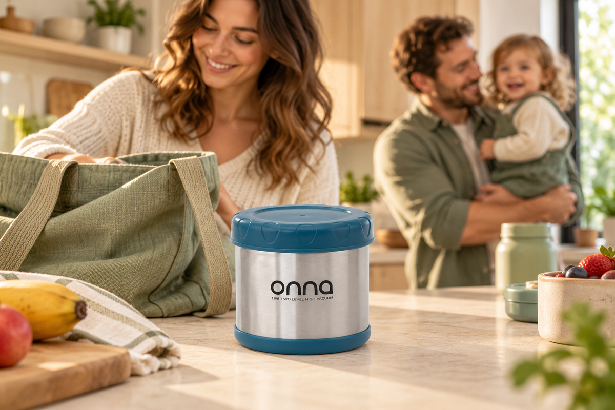 Termo para Solidos 500 ml en una escena lifestyle familiar con materiales naturales y luz cálida.