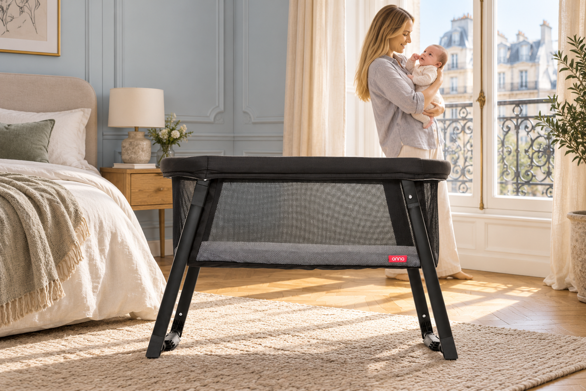 Minicuna ultraligera y plegable Vitae Fresh en una escena lifestyle familiar con materiales naturales y luz cálida.